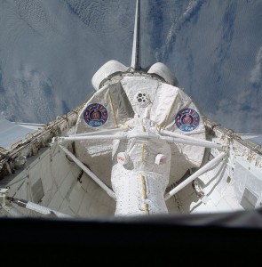 Pohľad zo zadných okienok raketoplánu na laboratórium Spacelab počas jeho prvého letu, STS-9