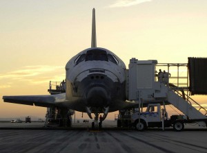 Orbiter Discovery po pristátí na Kennedyho vesmírnom stredisku