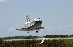 Raketoplán Atlantis práve pristáva a tým ukončuje misiu STS-110