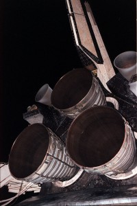 Pohľad na obrovské motory raketoplánu SSME