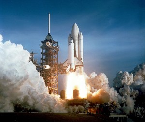V súčasnosti možno kozmický let praktizovať len prostredníctvom raketových motorov. Na obrázku je štartujúci raketoplán Columbia, prvá viacnásobne použiteľná kozmická loď pri svojom prvom lete.