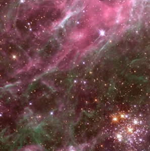 Otvorená hviezdokopa (v pravom spodnom okraji snímky)