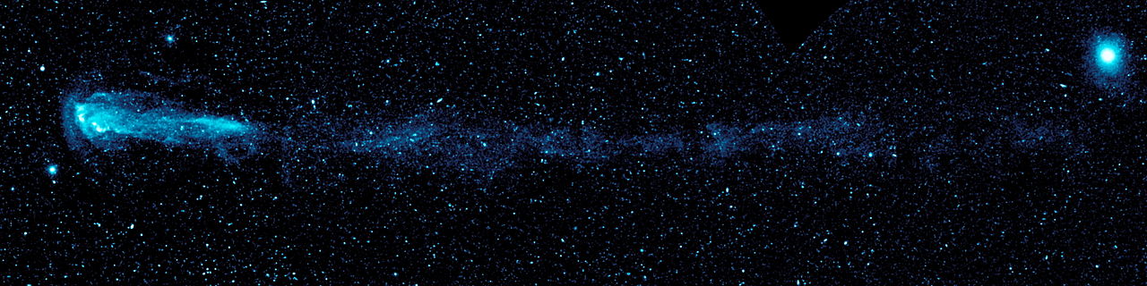 Mira Ceti, premenná hviezda v súhvezdí Veľryby s dlhým chvostom materiálu, ktorý uvoľnuje