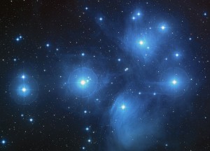 Mladé hviezdy otvorenej hviezdokopy Plejády