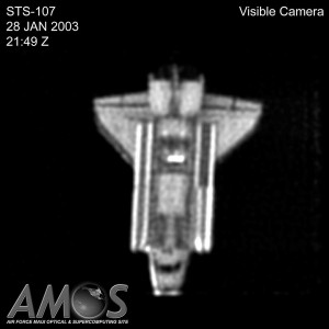 Fotografia raketoplánu Columbia na obežnej dráhe urobená 28. januára pozorovacou stanicou Amos. Na snímke sa nenašlo nijaké poškodenie raketoplánu, rozlíšenie fotografie je však veľmi nízke