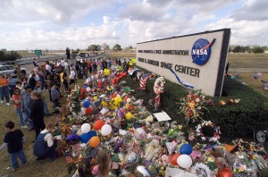 Kvety a pamätné predmety pri vstupe do Johnsonovho vesmírneho strediska na pamiatku obetiam havárie Columbie