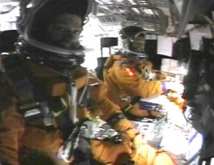 Záber z videa, ktorý urobila posádka počas pristávania. Video zachytáva pilotnú palubu (kokpit) raketoplánu.