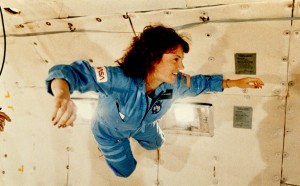 Christa McAuliffeová počas skúšky stavu beztiaže v rámci príprav na let STS-51-L