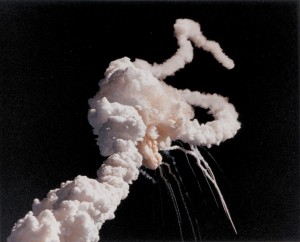 Explózia raketoplánu Challenger STS-51-L: nad oblakom dymu môžeme vidieť kondenzačnú stopu za motorom SRB