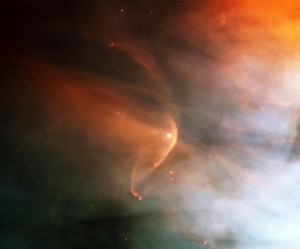 Rázová vlna, ktorú pred sebou vytláča mladá hviezda LL Orionis pri pohybe hustým prostredím hmloviny Orión. Podobnú vlnu, aj keď v oveľa redšom prostredí, tlačí pred sebou naše Slnko.