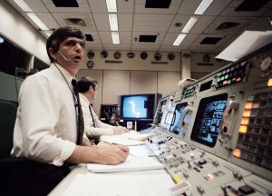 Situácia v riadiacom stredisku krátko po deštrukcii Challengera – na obrázku inžinier Jay Greene.