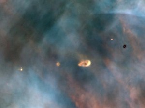 Snímka z Hublovho vesmírneho ďalekohľadu zachytáva protoplanetárne disky okolo mladých hviezd v hmlovine M42. Predpokladá sa, že z podobného disku sa sformovala aj slnečná sústava.