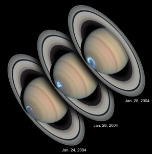 Polárna žiara na Saturne. Trojica snímok vznikla kombináciou snímok v ultrafialovom a viditeľnom spektre, pričom ultrafialové zábery urobil Hubbleov vesmírny ďalekohľad v januári 2004 a zábery vo viditeľnom spektre vznikli v marci 2004.