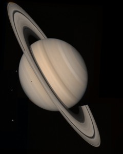 Saturn na zábere zo sondy Voyager 2, ktorý urobila zo vzdialenosti 21 miliónov kilometrov