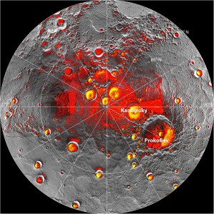 Snímka polárnych oblastí Merkúra. Žltou farbou sú vyznačené oblasti, v ktorých rádioteleskop Arecibo zistil možnú prítomnosť ľadu, červená farba označuje oblasti, kde by sa mohol nachádzať ľad podľa údajov zo sondy MESSENGER.