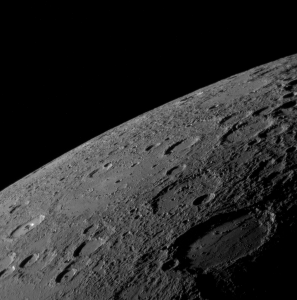 Atmosféra Merkúra je taká riedka, že pri bočnom pohľade nad povrch planéty nie je vôbec viditeľná. Záber urobila sonda MESSENGER pri prvom oblete planéty v januári 2008