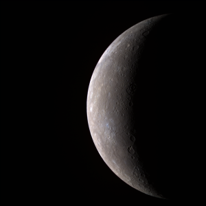 Merkúr vo fáze kosáčika (záber vo falošných farbách zo sondy MESSENGER)