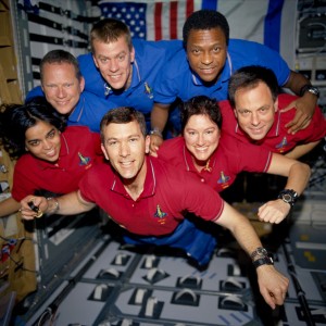 Posádka raketoplánu Columbia STS-107 na orbite v bezváhovom stave. V hornom rade (modrá zmena, Ľ-P): Brown, McCool, Anderson. V dolnom rade (červená zmena Ľ-P): Chawlaová, Husband, Clarková a Ramon
