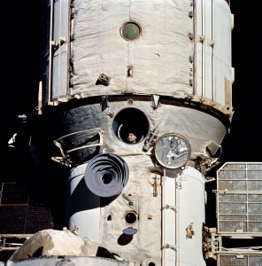 Základný blok stanice Mir, záber bol urobený z paluby raketoplánu počas misie STS-63