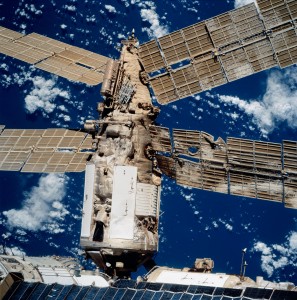 Vonkajší pohľad na ťažko poškodený modul Spektr po kolízii s Progressom. Snímku urobila posádka raketoplánu Atlantis pri misii STS-86.