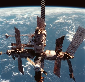 Pohľad na kompletný Mir z paluby raketoplánu Discovery pri misii STS-91