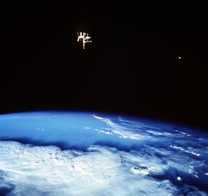Snímka zachytáva dva satelity Zeme: prirodzený – Mesiac (vpravo) a umelý – Mir (vľavo)