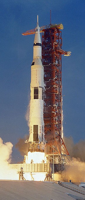 Na obrázku hore vidíme raketu Saturn V. Táto takmer 110 metrov vysoká raketa bola najväčšou raketou, aká bola kedy postavená. Na svojom vrchole niesla vesmírnu loď Apollo počas prvej fázy letu k Mesiacu. Z celého tohto monštra sa však na Zem vrátil len ten maličký kužeľ na vrchole. Autor: NASA, http://grin.hq.nasa.gov/ABSTRACTS/GPN-2000-000630.html Orezané
