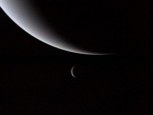 Neptún (hore) s Tritonom (dole), ako ich zachytila sonda Voyager 2