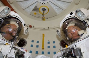 Grunsfeld a Feustel v prechodovej komore raketoplánu pred začatím tretieho výstupu