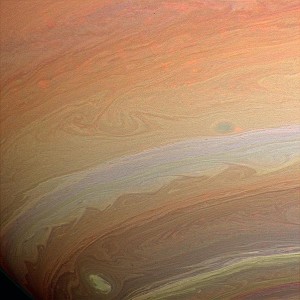 Jemná štruktúra vrchných vrstiev oblakov Saturna ako ju nasnímala sonda Cassini
