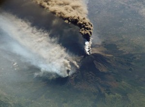 Sopečný popol vychrlený vulkánmi (tu sopkou Etna) býva niekedy tiež považovaný za oblaky. Jeho častice zároveň slúžia pri vzniku pravých oblakov ako kondenzačné jadrá, okolo ktorých sa zhlukujú molekuly vody.
