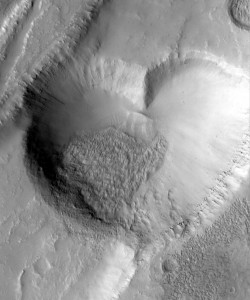 Vloženie tohto obrázku v tvare srdca do šablóny astronomických výročí pre deň 14. február radím k svojim „srandičkám“. Kredit: NASA/JPL/MSSS