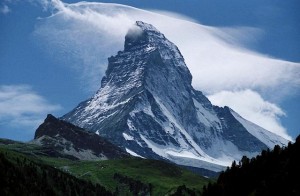 Osamelý vrchol Matterhorn často sprevádzajú nezvyčajné oblačné formácie