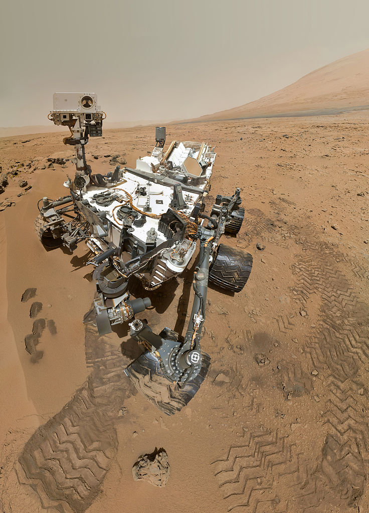 Skutočná fotografia (nie umelecká predstava ani fotomontáž) vozidla Curiosity na Marse. Zdroj