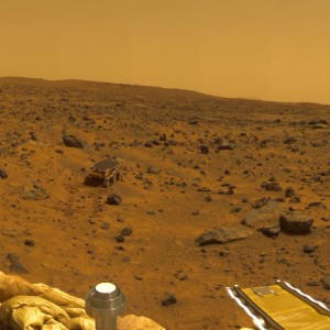 Pohľad z pristávacieho modulu sondy Mars Pathfinder na vozidlo Sojourner. Zdroj