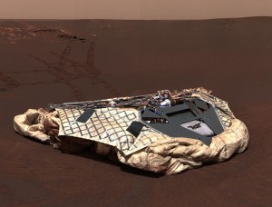 Lander (pristávací modul) Opportunity, ktorý rover odfotografoval po jeho opustení. Zdroj