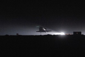 Nočné pristávanie raketoplánu na Edwards AFB