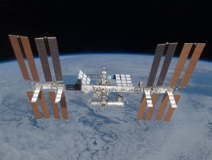 Medzinárodná vesmírna stanica, najväčšie človekom vyrobené kozmické teleso. Obieha vo výške približne 400 km nad povrchom Zeme a pohybuje sa výlučne zotrvačnosťou, ktorú jej jednotlivým komponentom udelili motory nosných rakiet a raketoplánov.