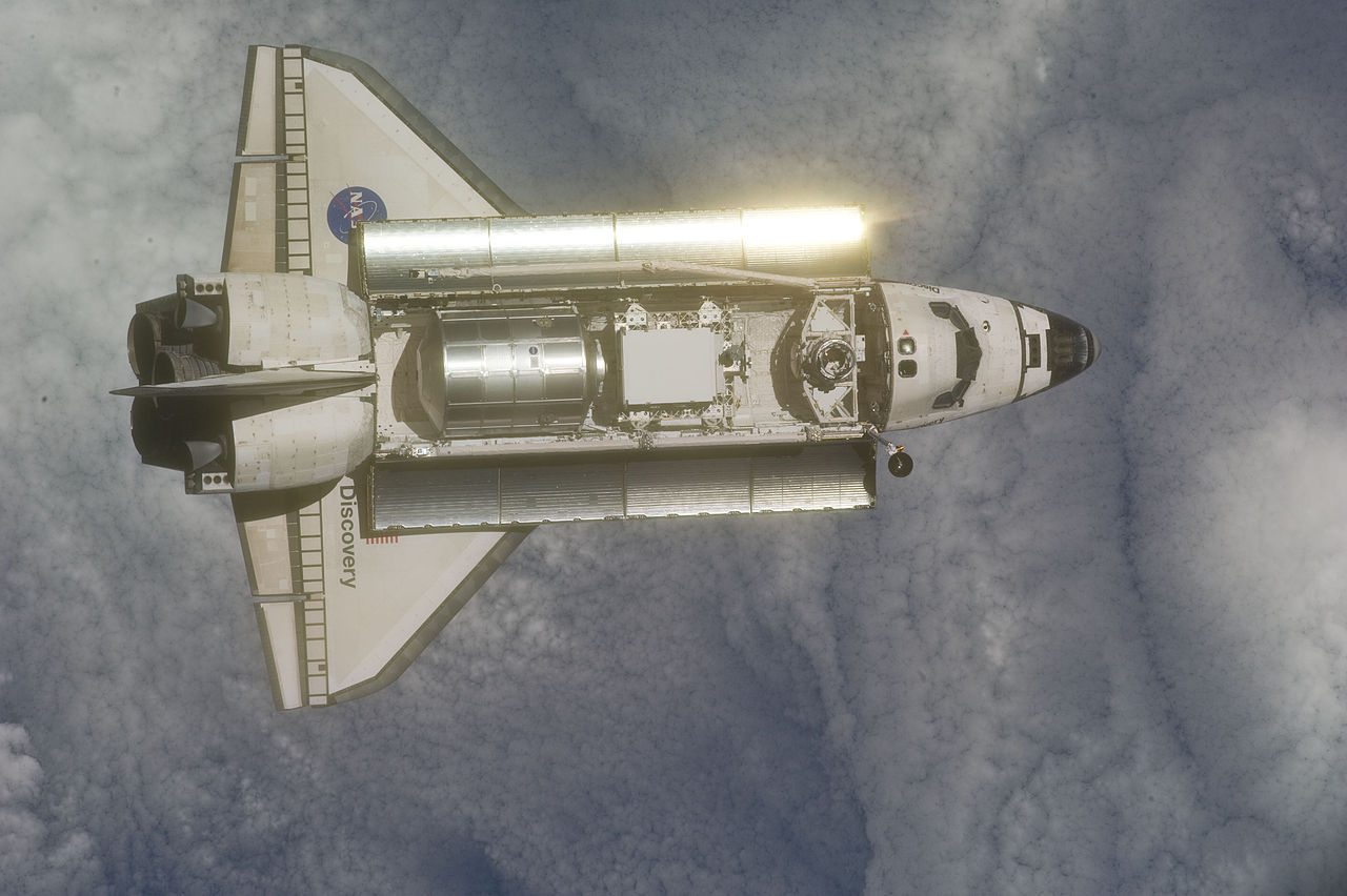 Discovery je reálny raketoplán. Nikdy nehavaroval, naopak, má na konte najväčší počet úspešných misií spomedzi raketoplánov a momentálne si užíva dôchodok v National Air and Space Museum vo Washingtone. Zdroj.