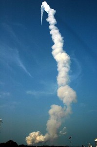 Kondenzačná stopa za štartujúcim raketoplánom Endeavour