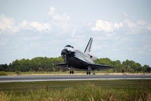 Pristátie raketoplánu Endeavour STS-118 na Kennedyho vesmírnom stredisku na Floride