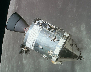 Veliteľský a servisný modul kozmickej lode Apollo na obežnej dráhe okolo Mesiaca