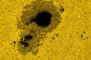 Slnečné škvrny sú najviditeľnejším prejavom slnečnej aktivity. Vznikajú v miestach, kde magnetické pole zabraňuje prúdeniu tepla z vnútorných častí Slnka, a preto sa toto miesto ochladí a v porovnaní s okolitým prostredím stmavne.