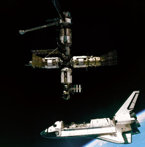 Raketoplán Atlantis krátko po odpojení sa od Miru. Ich spojenie bolo prvým spojením raketoplánu a kozmickej stanice v histórii. Snímku spravila posádka kozmickej lode Sojuz TM. Zdroj