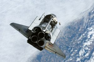 Fotografia raketoplánu Discovery z Medzinárodnej vesmírnej stanice počas manévru RPM (backflip)