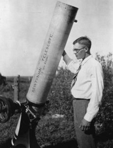 Clyde Tombaugh, objaviteľ Pluta, pri svojom podomácky vyrobenom teleskope
