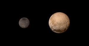 Pluto a jeho najväčší mesiac Cháron na zábere New Horizons