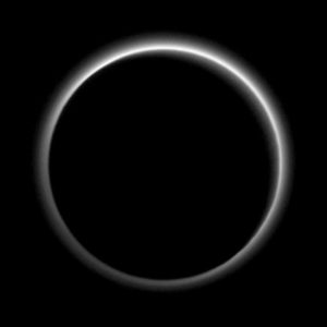 Zákryt Slnka Plutom vyfotografovaný sondou New Horizons zo vzdialenosti dvoch miliónov kilometrov. Na tejto snímke možno vôbec po prvýkrát vidieť atmosféru nejakej trpasličej planéty ako jemný prstenec okolo nej. Slnečné svetlo v nej rozptyľujú najmä väčšie a zložitejšie molekuly.