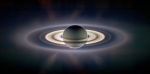 Fotografia zhotovená sondou Cassini počas „zatmenia slnka“ planétou Saturn, pričom vyniklo množstvo jemných prstencov