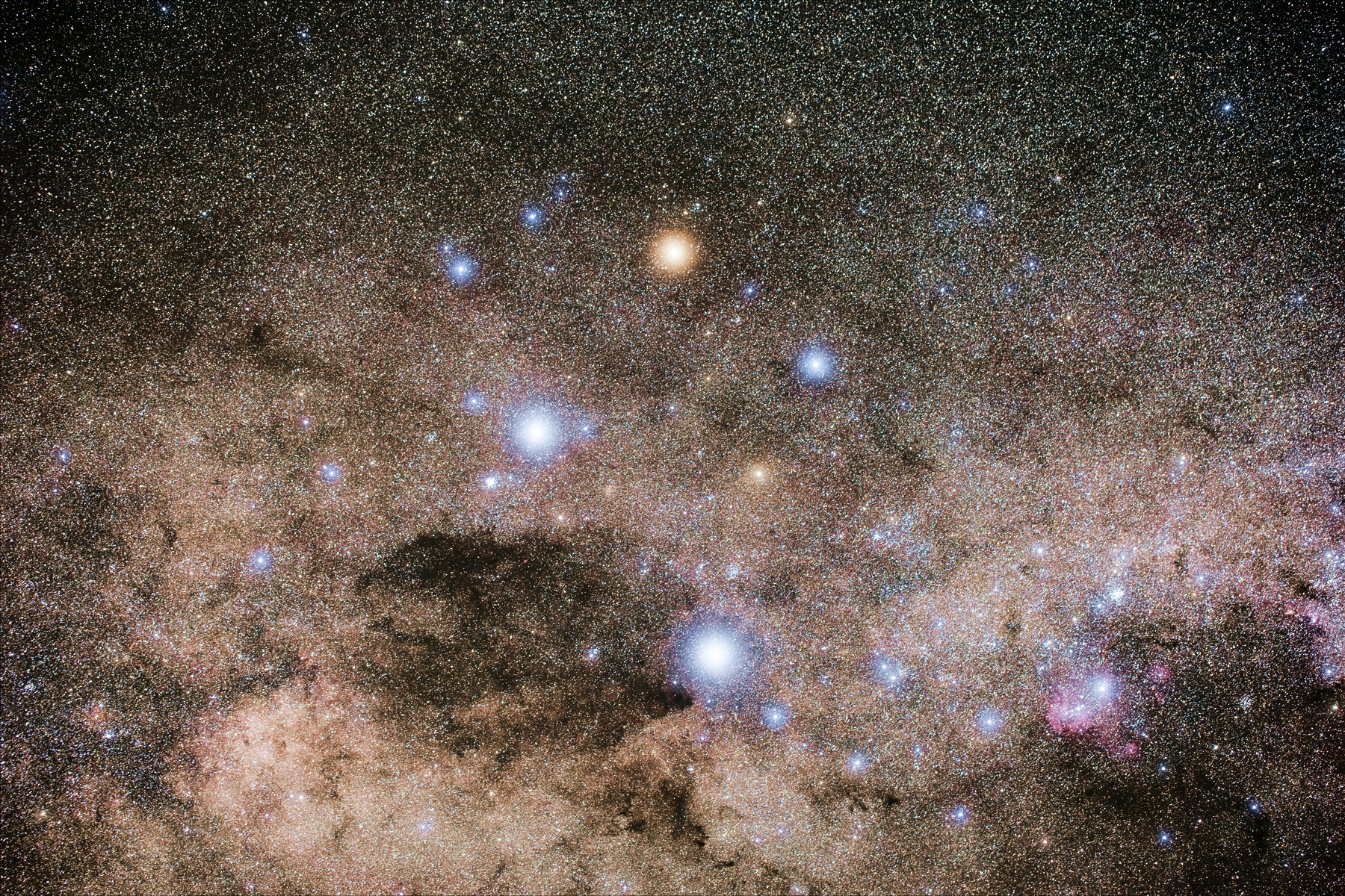 Na tejto dlho exponovanej snímke je viditeľné celé súhvezdie Južný kríž, farby hviezd aj najvýraznejšie objekty. Hmlovina Uhoľné vrece so západným okrajom ležiacim medzi Mimosou a Acruxom sa zreteľne vyníma na jasnom pozadí Mliečnej cesty. Kúsok nad temnou hmlovinou, mierne juhozápadne od Mimosy je Šperkovnica viditeľná ako jasný objekt podobný hviezde. Ružovkastá oblasť v pravom spodnom rohu snímky je hmlovina Bežiace kura a patrí do súhvezdia Centaurus.